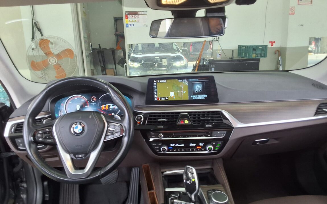 BMW 5 SERIES (7TH GEN) 520d LUXURY LINE PLUS 2018 - zdjęcie 11