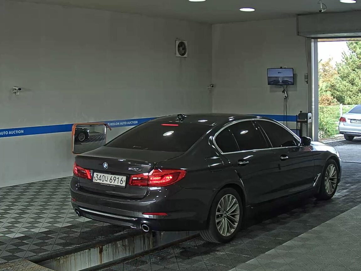 BMW 5 SERIES (7TH GEN) 520d LUXURY LINE PLUS 2018 - zdjęcie 5