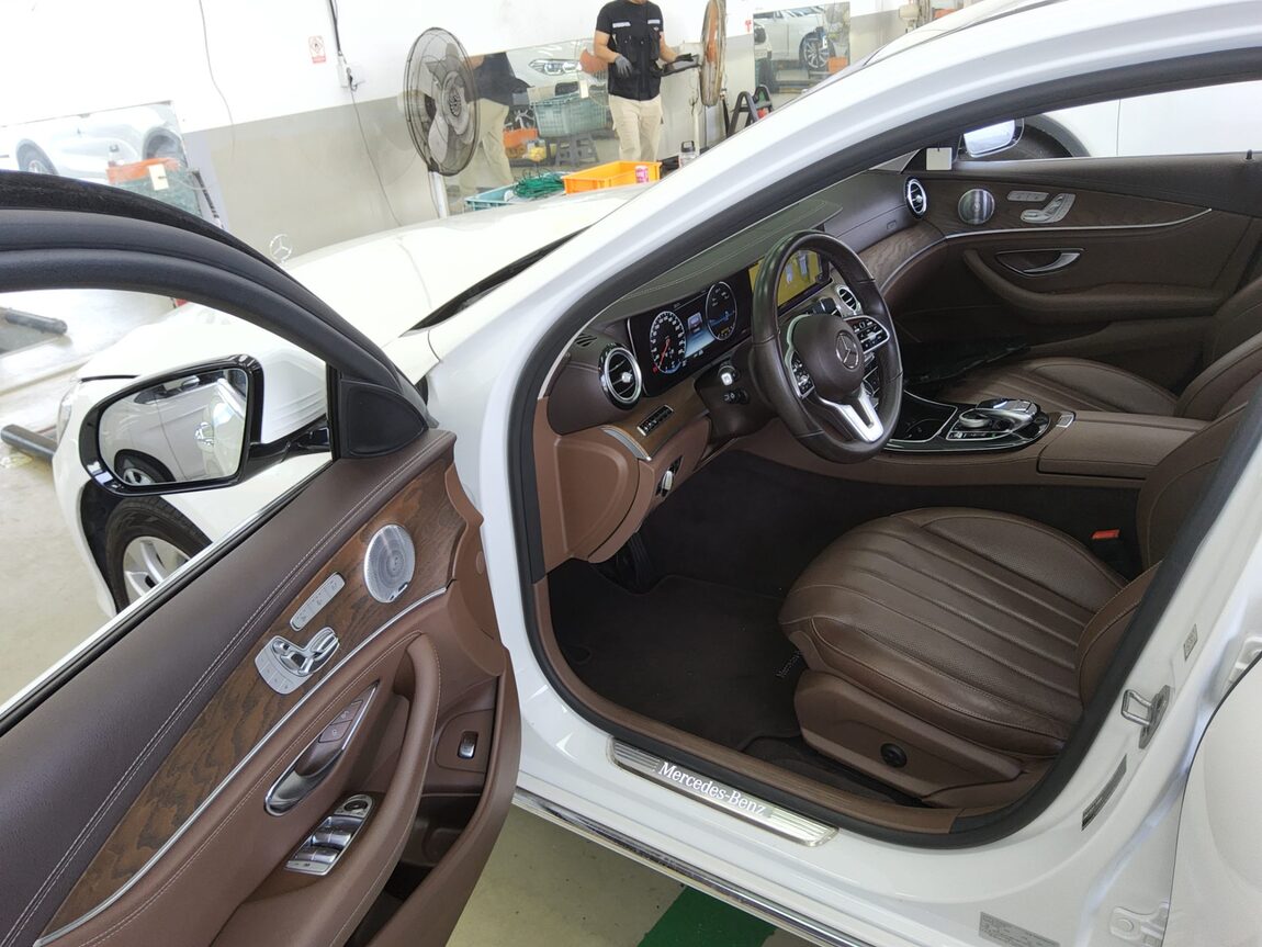 MERCEDES-BENZ E-CLASS (5TH GEN) E300 4MATIC EXCLUSIVE 2020 - zdjęcie 10