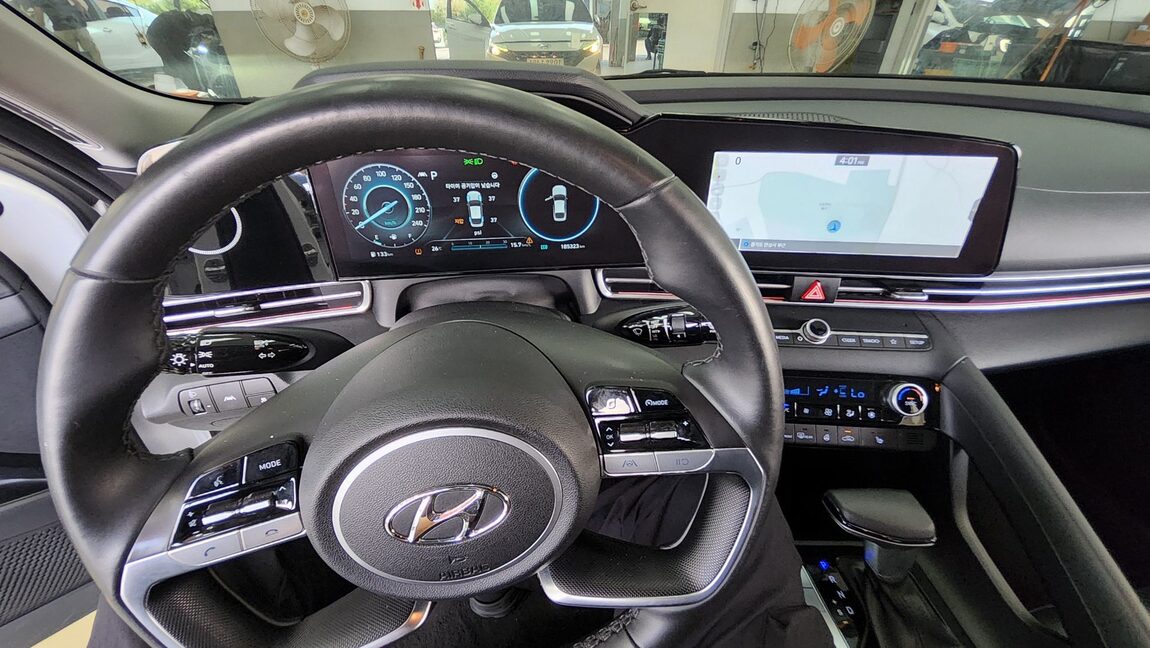 HYUNDAI AVANTE (CN7) 1.6 GASOLINE MODERN 2021 - zdjęcie 19