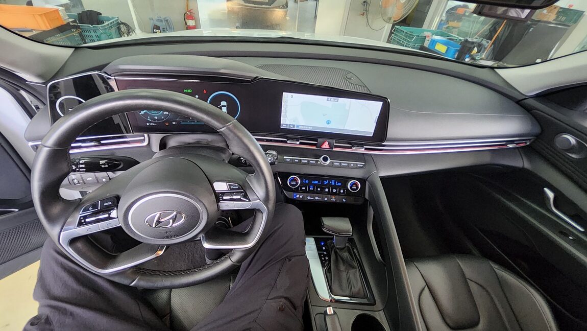 HYUNDAI AVANTE (CN7) 1.6 GASOLINE MODERN 2021 - zdjęcie 12