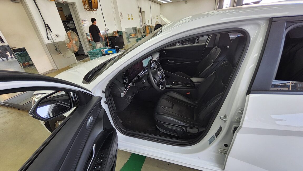 HYUNDAI AVANTE (CN7) 1.6 GASOLINE MODERN 2021 - zdjęcie 10