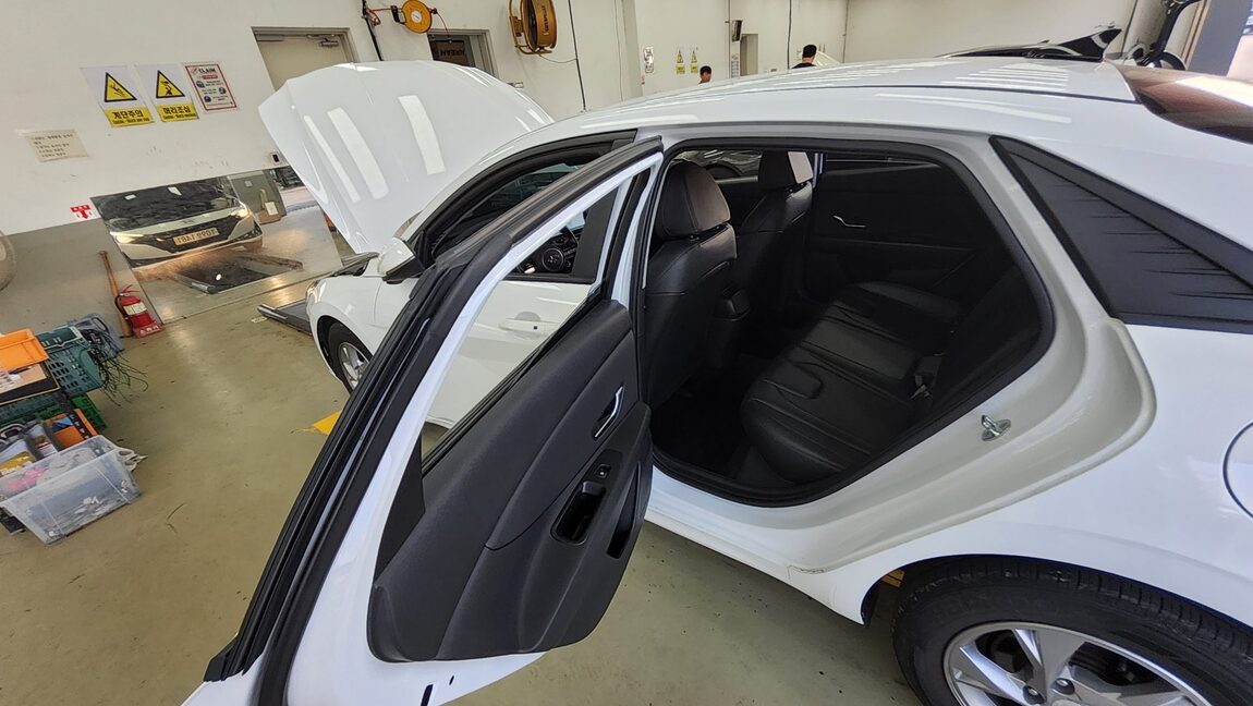 HYUNDAI AVANTE (CN7) 1.6 GASOLINE MODERN 2021 - zdjęcie 13
