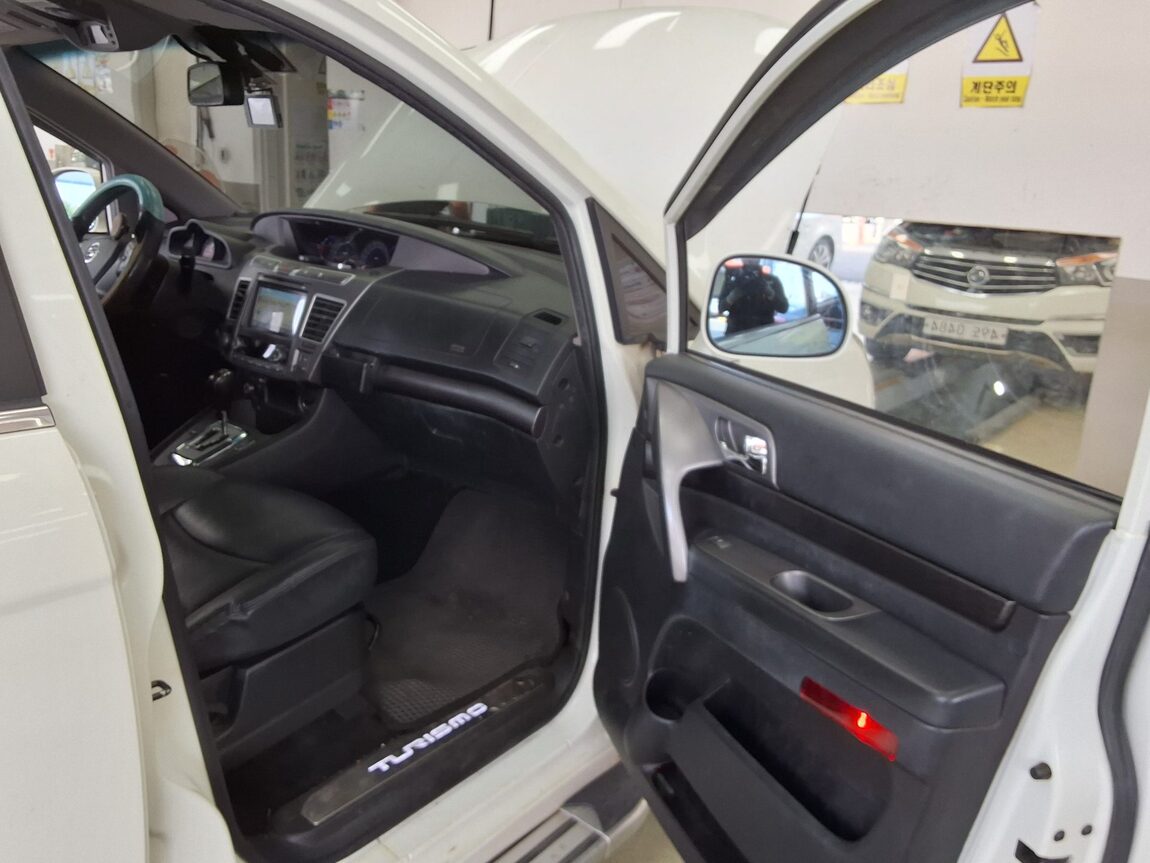 KG MOBILITY (SSANGYONG) KORANDO TOURISMO 2.2 4WD 9-SEATER TX PLUS 2017 - zdjęcie 14