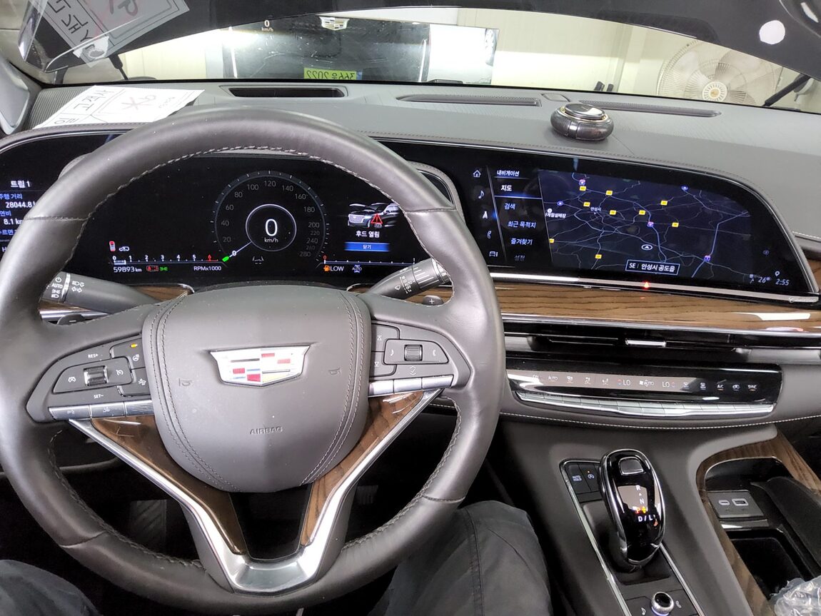 CADILLAC ESCALADE (5TH GEN) 6.2 V8 PREMIUM LUXURY PLATINUM 2023 - zdjęcie 17