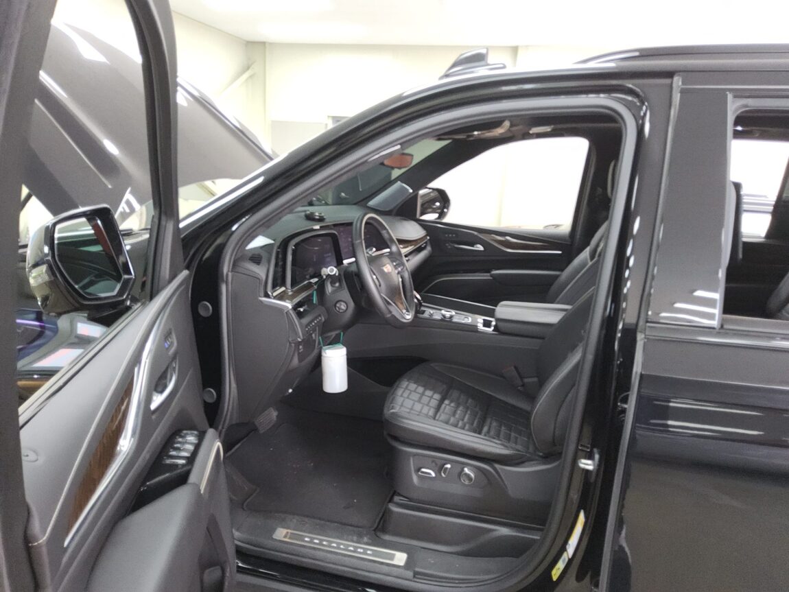 CADILLAC ESCALADE (5TH GEN) 6.2 V8 PREMIUM LUXURY PLATINUM 2023 - zdjęcie 10