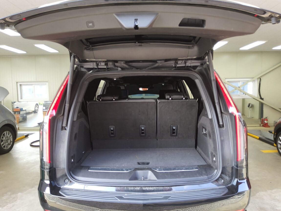 CADILLAC ESCALADE (5TH GEN) 6.2 V8 PREMIUM LUXURY PLATINUM 2023 - zdjęcie 15