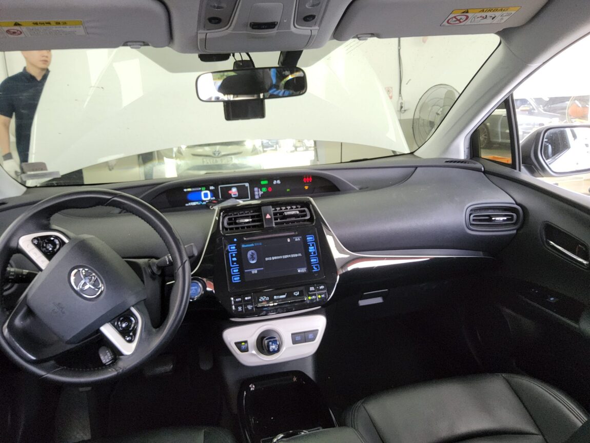 TOYOTA PRIUS (4TH GEN) 1.8 2017 - zdjęcie 11