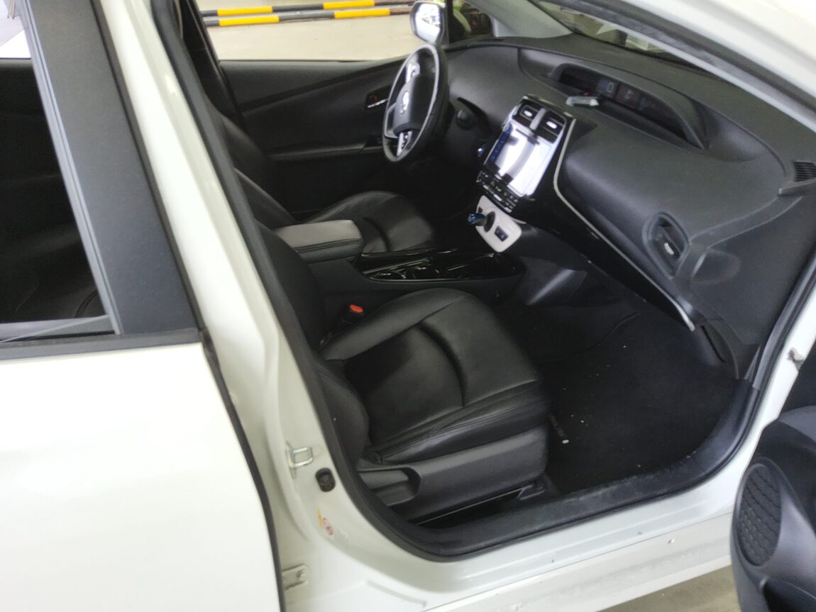 TOYOTA PRIUS (4TH GEN) 1.8 2017 - zdjęcie 14