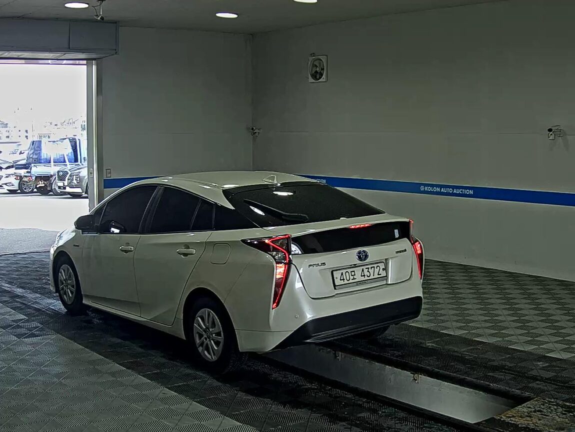 TOYOTA PRIUS (4TH GEN) 1.8 2017 - zdjęcie 6