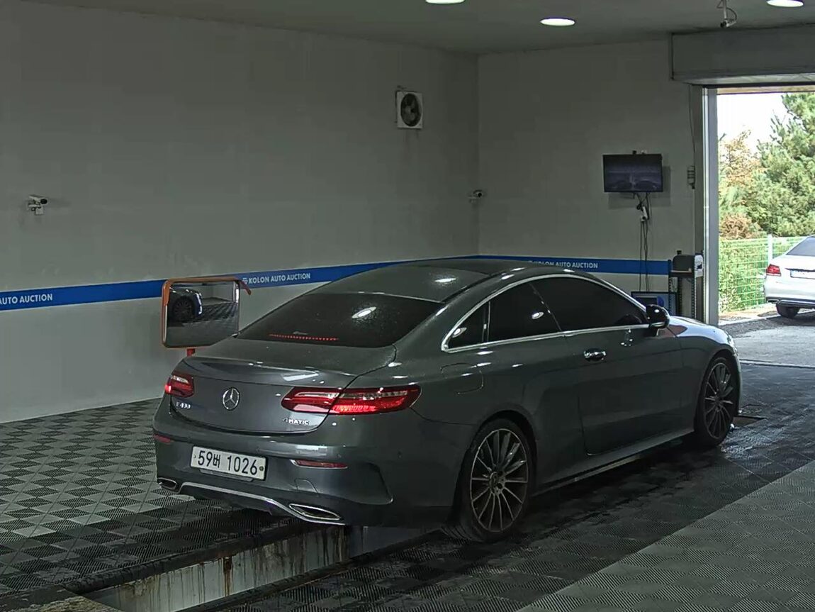 MERCEDES-BENZ E-CLASS (5TH GEN) COUPE E400 4MATIC 2017 - zdjęcie 5