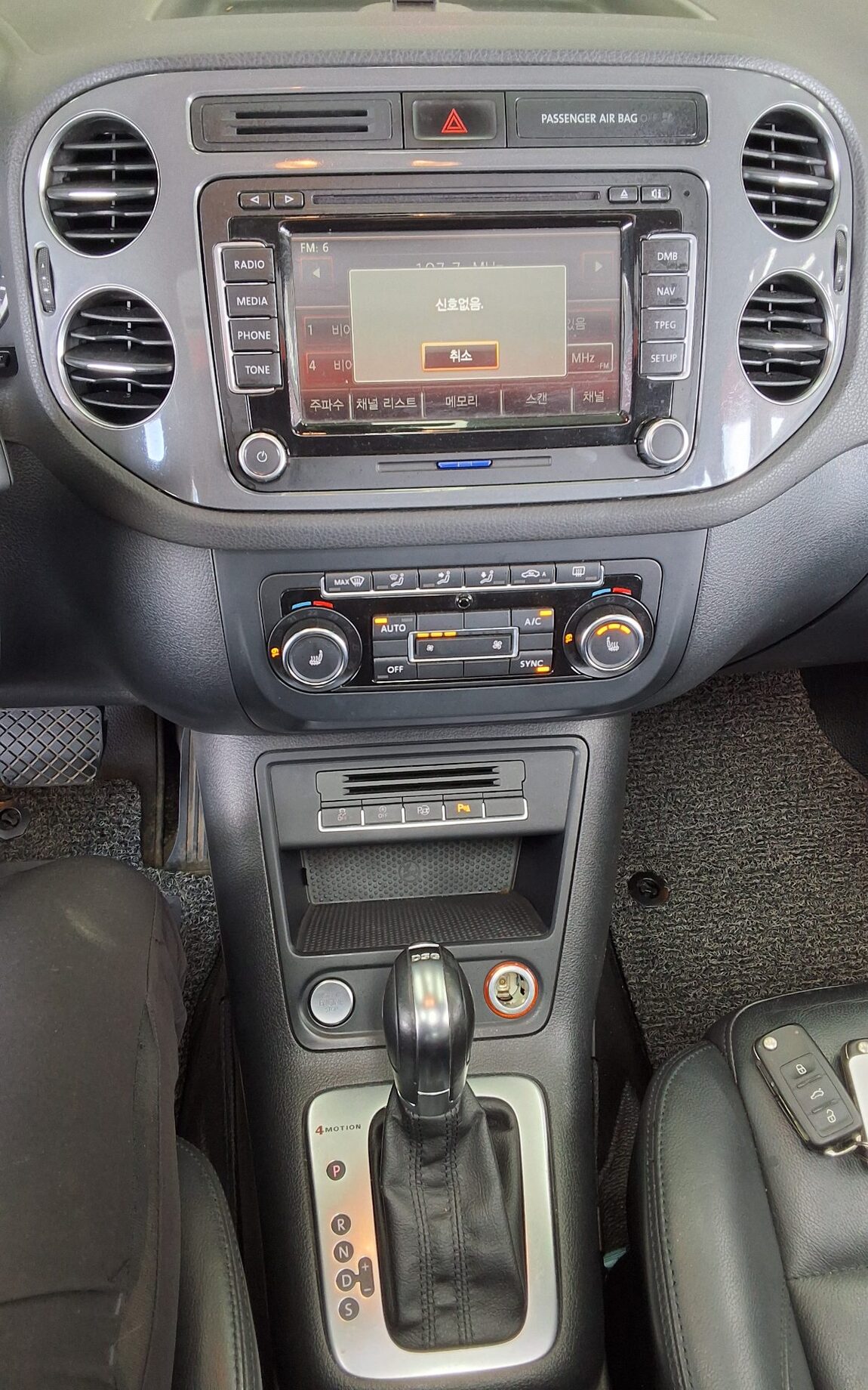 VOLKSWAGEN TIGUAN 2.0 TDI BLUEMOTION PREMIUM 2013 - zdjęcie 18