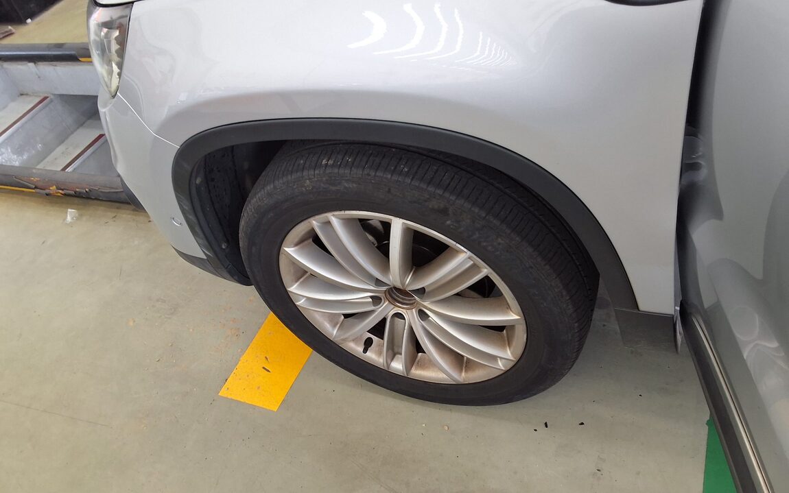 VOLKSWAGEN TIGUAN 2.0 TDI BLUEMOTION PREMIUM 2013 - zdjęcie 24