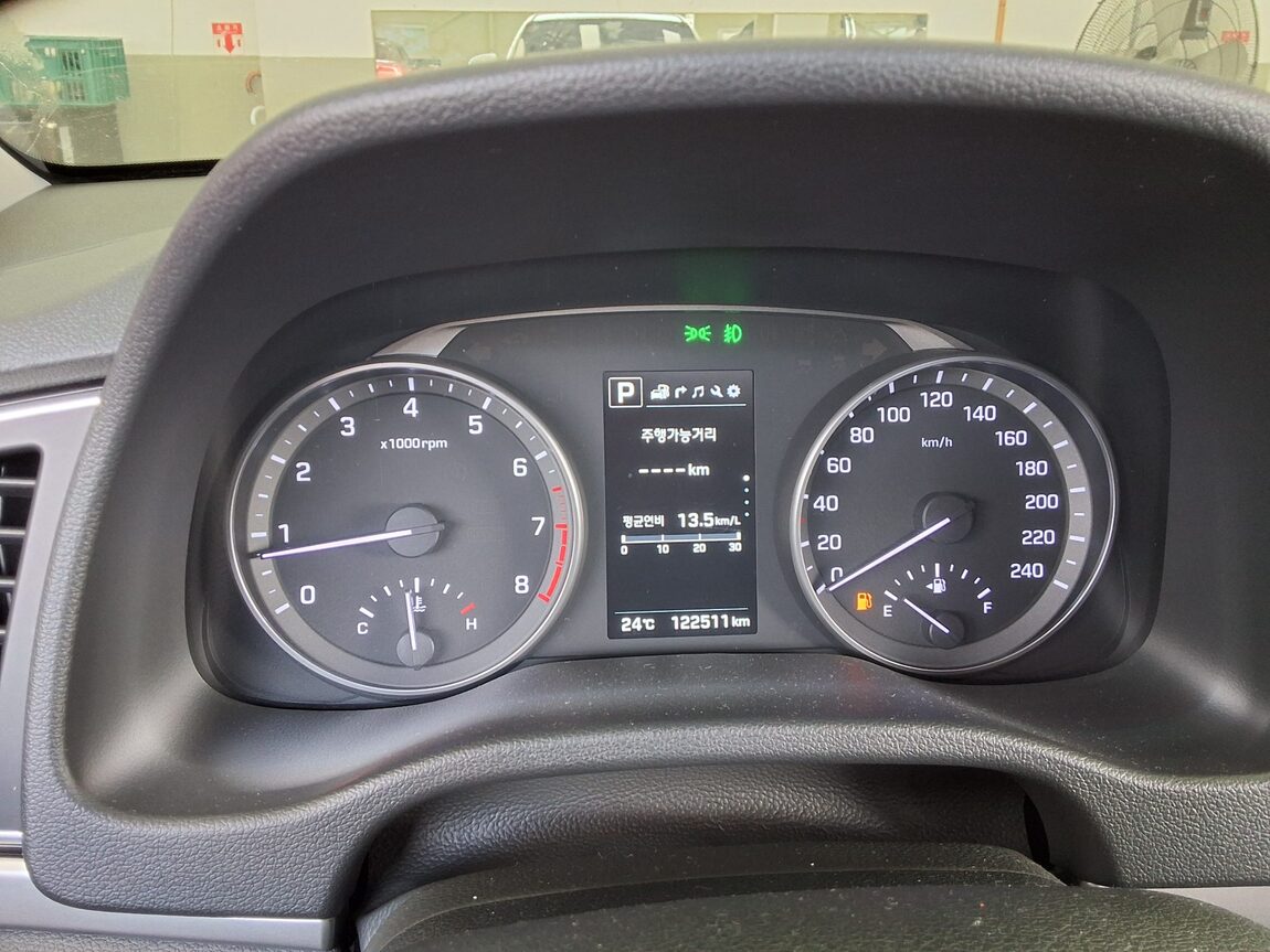 HYUNDAI AVANTE AD 1.6 GDi PREMIUM 2017 - zdjęcie 9