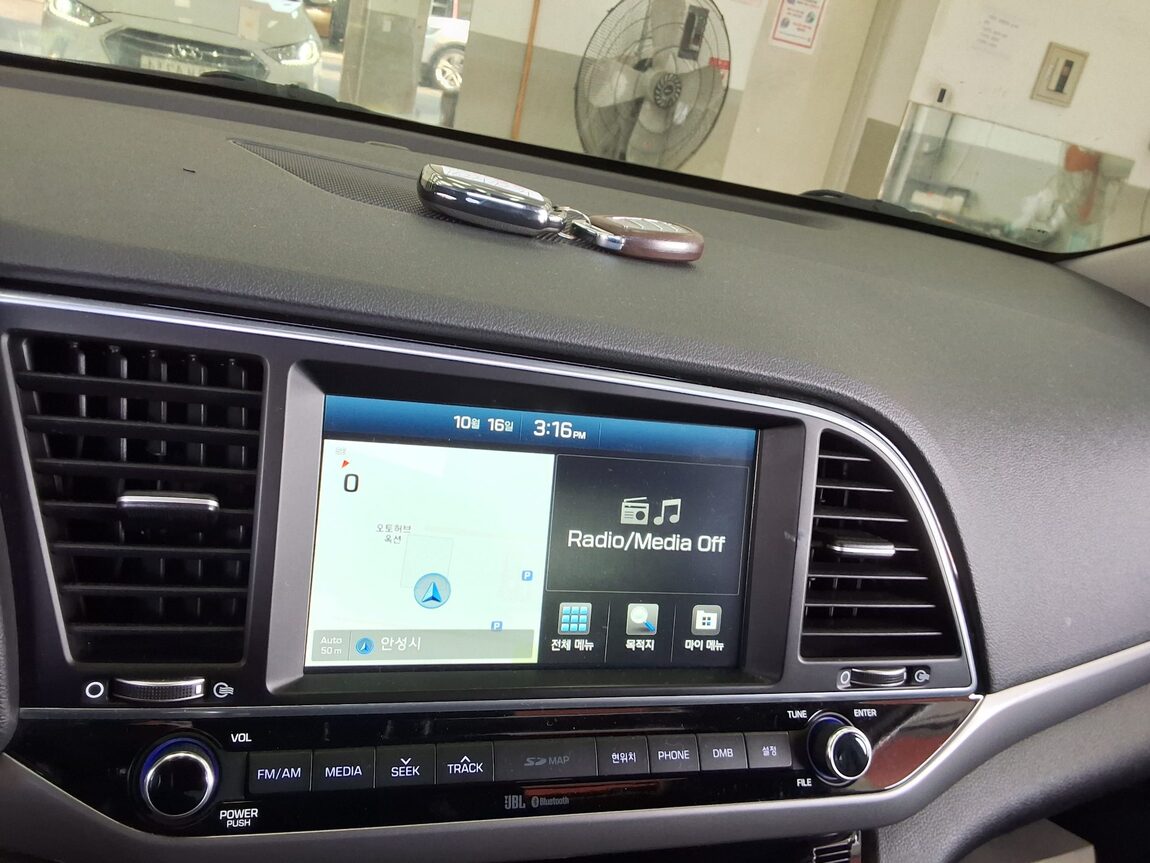 HYUNDAI AVANTE AD 1.6 GDi PREMIUM 2017 - zdjęcie 17