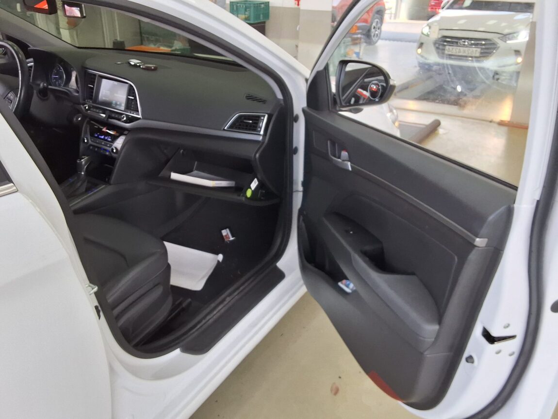 HYUNDAI AVANTE AD 1.6 GDi PREMIUM 2017 - zdjęcie 14