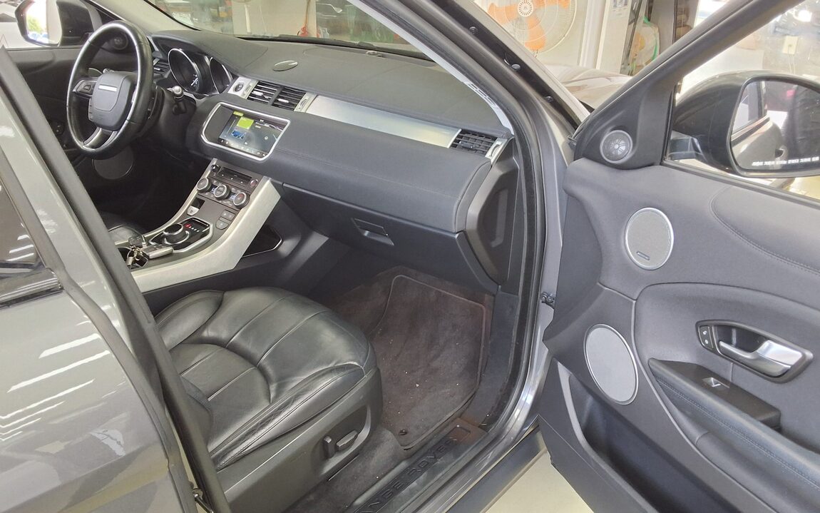 LAND ROVER RANGE ROVER EVOQUE 2.0 TD4 SE 2018 - zdjęcie 14