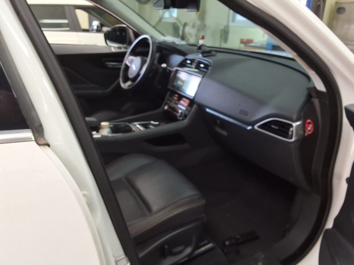 JAGUAR F-PACE 2.0 20d AWD PRESTIGE 2017 - zdjęcie 15