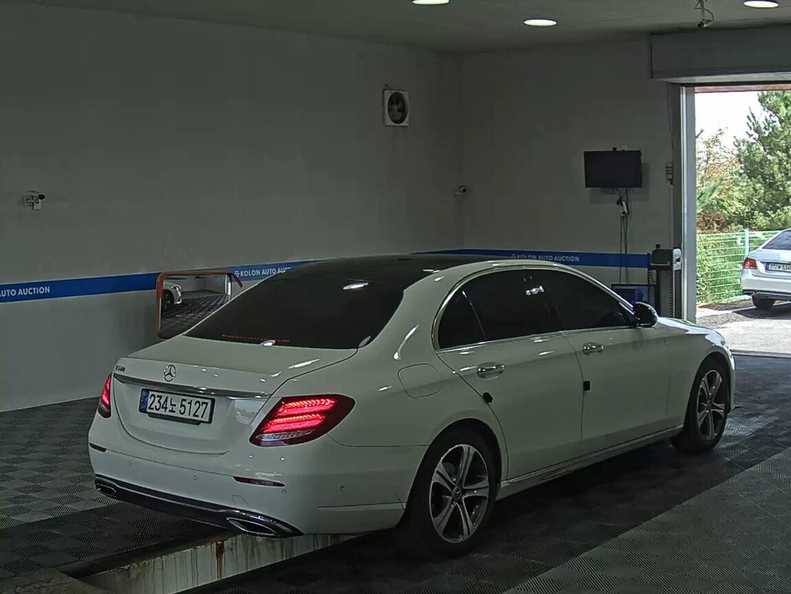 MERCEDES-BENZ E-CLASS (5TH GEN) E300 AVANTGARDE 2019 - zdjęcie 5