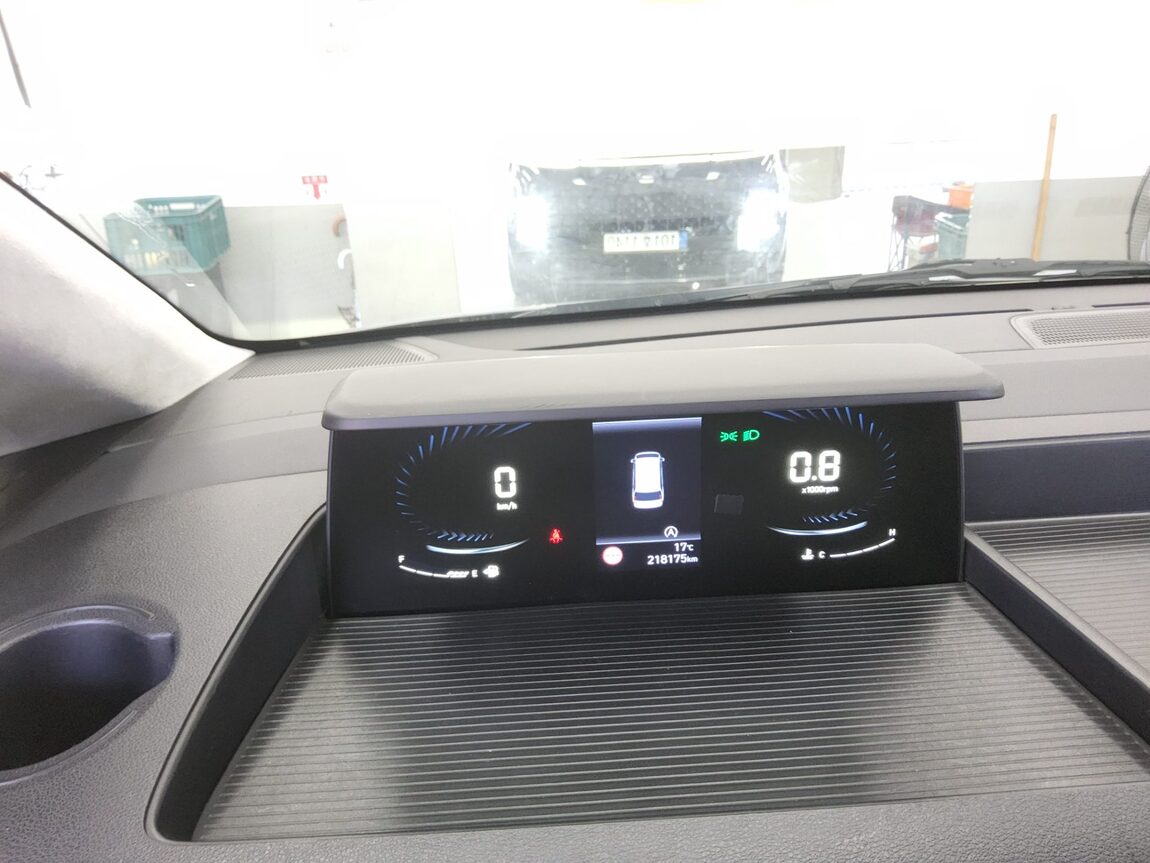 HYUNDAI STARIA 2.2 DIESEL LOUNGE 9-SEATER 2WD PRESTIGE 2023 - zdjęcie 9