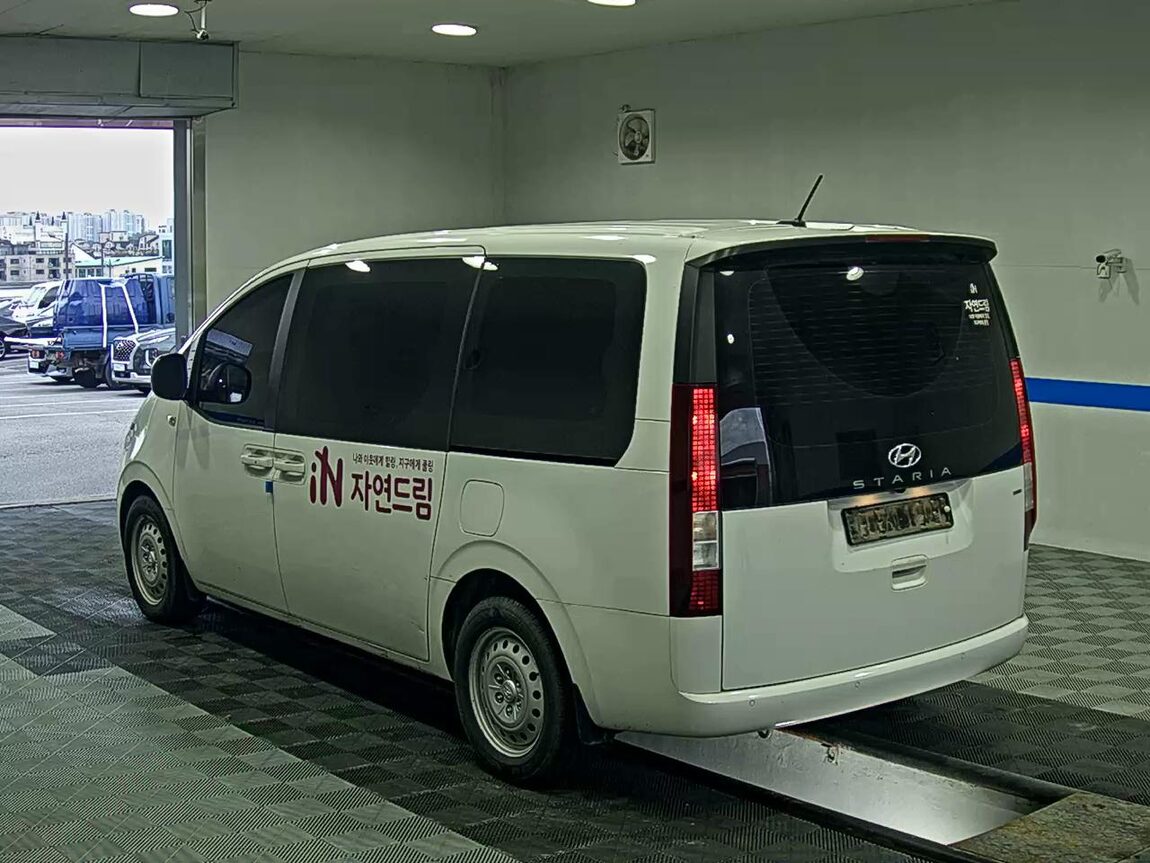 HYUNDAI STARIA 2.2 DIESEL TOURER 11-SEATER 4WD SMART 2022 - zdjęcie 6