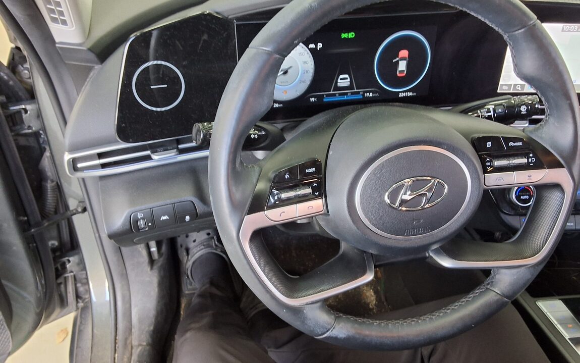 HYUNDAI AVANTE (CN7) 1.6 GASOLINE MODERN 2023 - zdjęcie 17