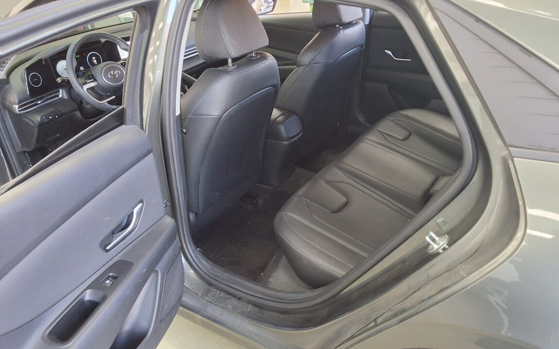 HYUNDAI AVANTE (CN7) 1.6 GASOLINE MODERN 2023 - zdjęcie 12