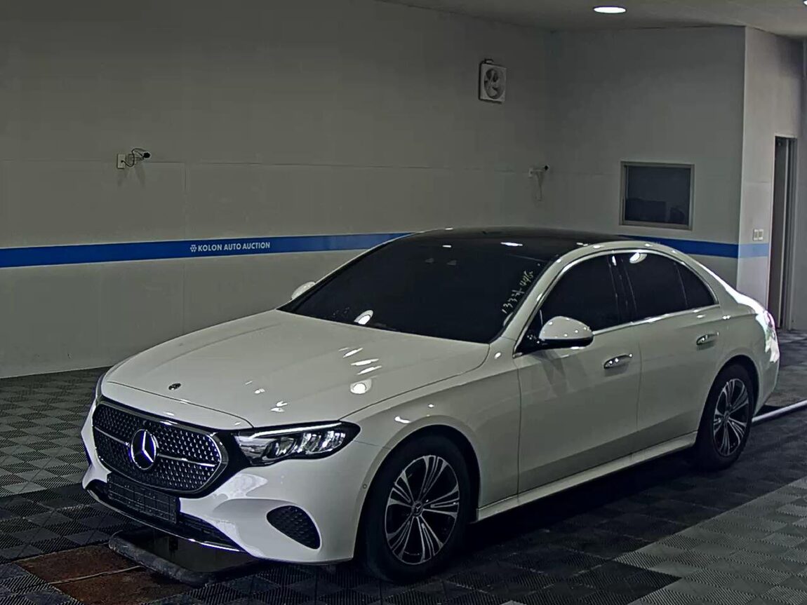 MERCEDES-BENZ E-CLASS (6TH GEN) E200 AVANTGARDE 2024 - zdjęcie 2