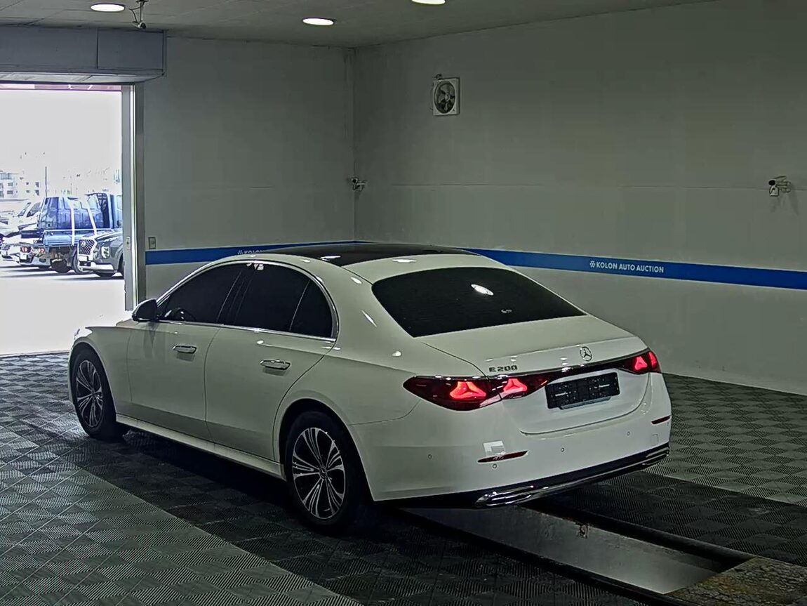 MERCEDES-BENZ E-CLASS (6TH GEN) E200 AVANTGARDE 2024 - zdjęcie 6