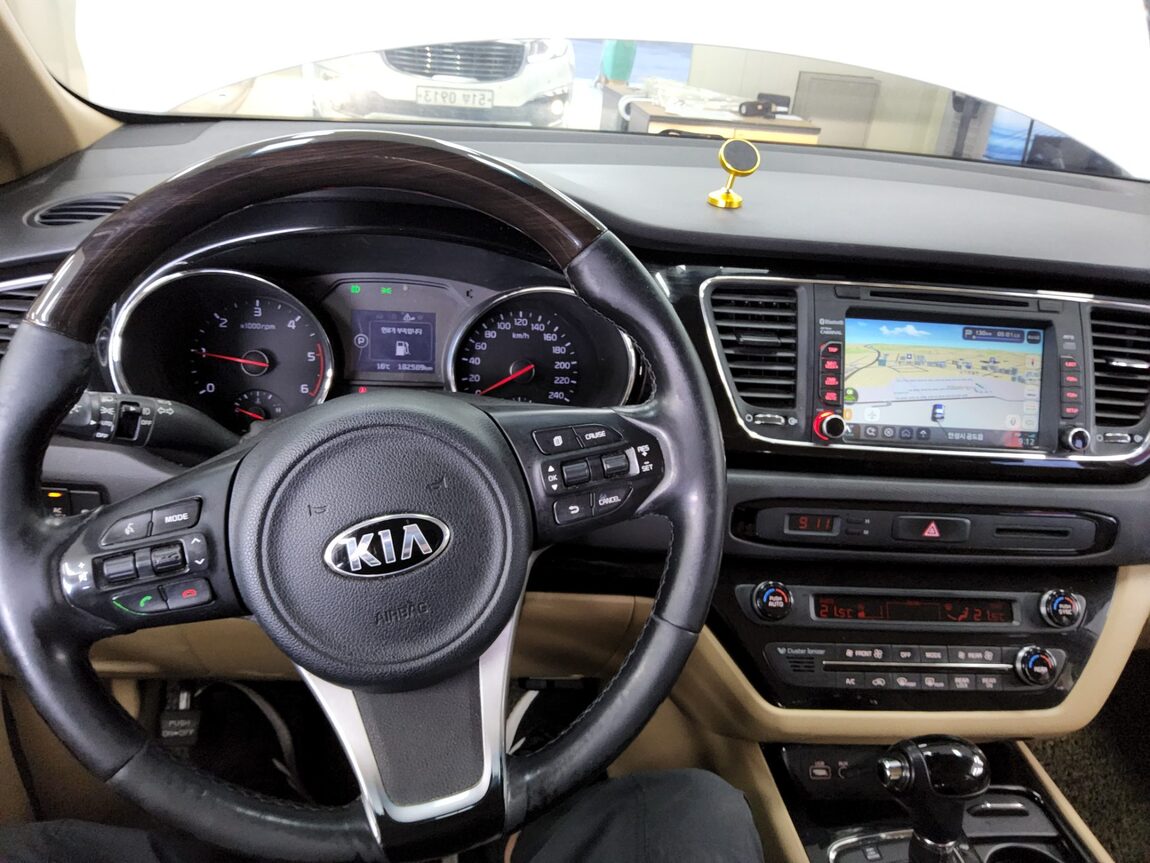 KIA ALL NEW CARNIVAL 7-SEATER LIMOUSINE DIESEL VIP 2016 - zdjęcie 17