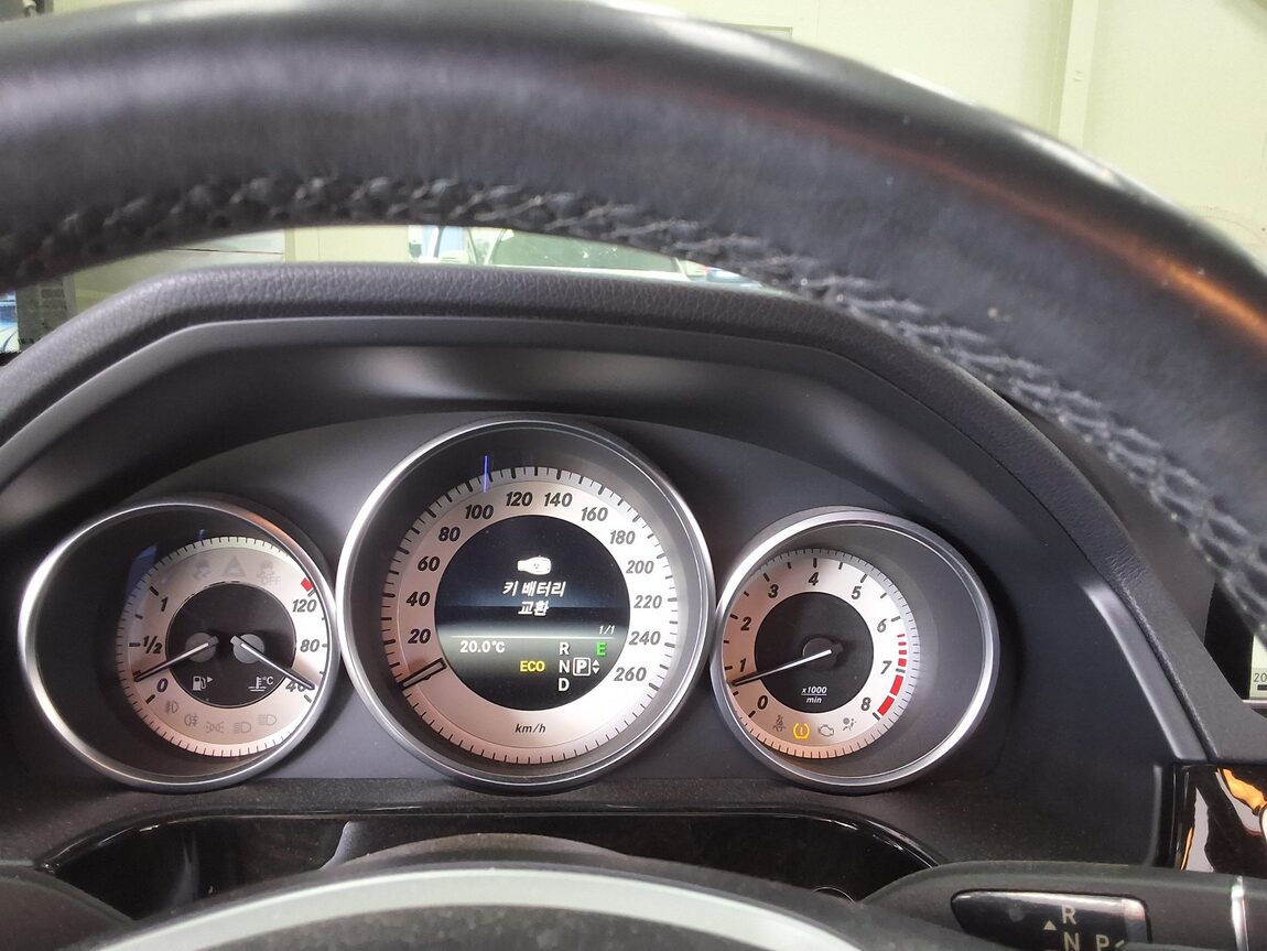 MERCEDES-BENZ E-CLASS (4TH GEN) E300 4MATIC AVANTGARDE 2014 - zdjęcie 26