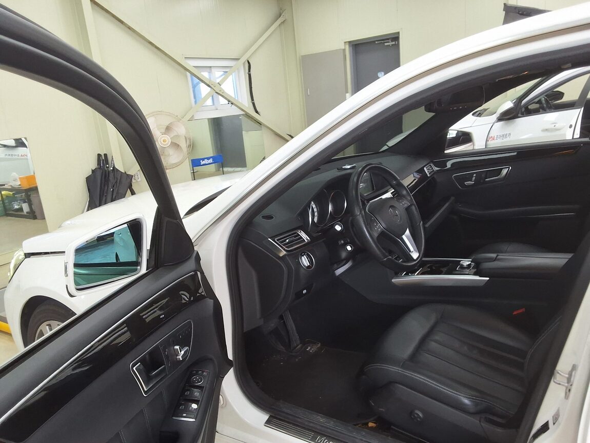 MERCEDES-BENZ E-CLASS (4TH GEN) E300 4MATIC AVANTGARDE 2014 - zdjęcie 11