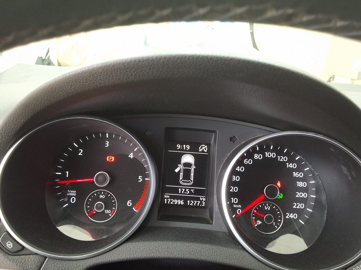 VOLKSWAGEN GOLF (6TH GEN) 1.6 TDI BLUEMOTION 2012 - zdjęcie 10