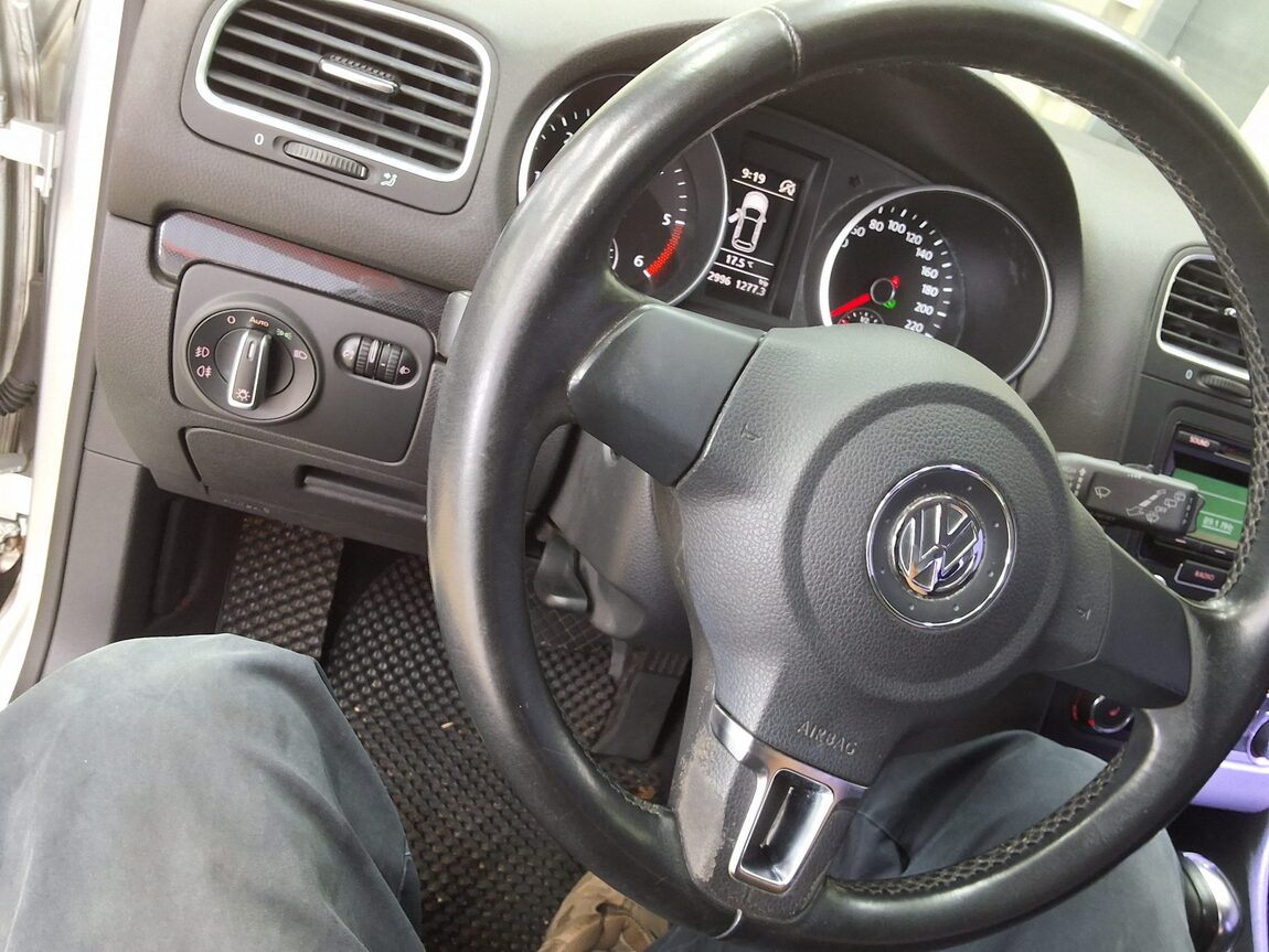 VOLKSWAGEN GOLF (6TH GEN) 1.6 TDI BLUEMOTION 2012 - zdjęcie 23