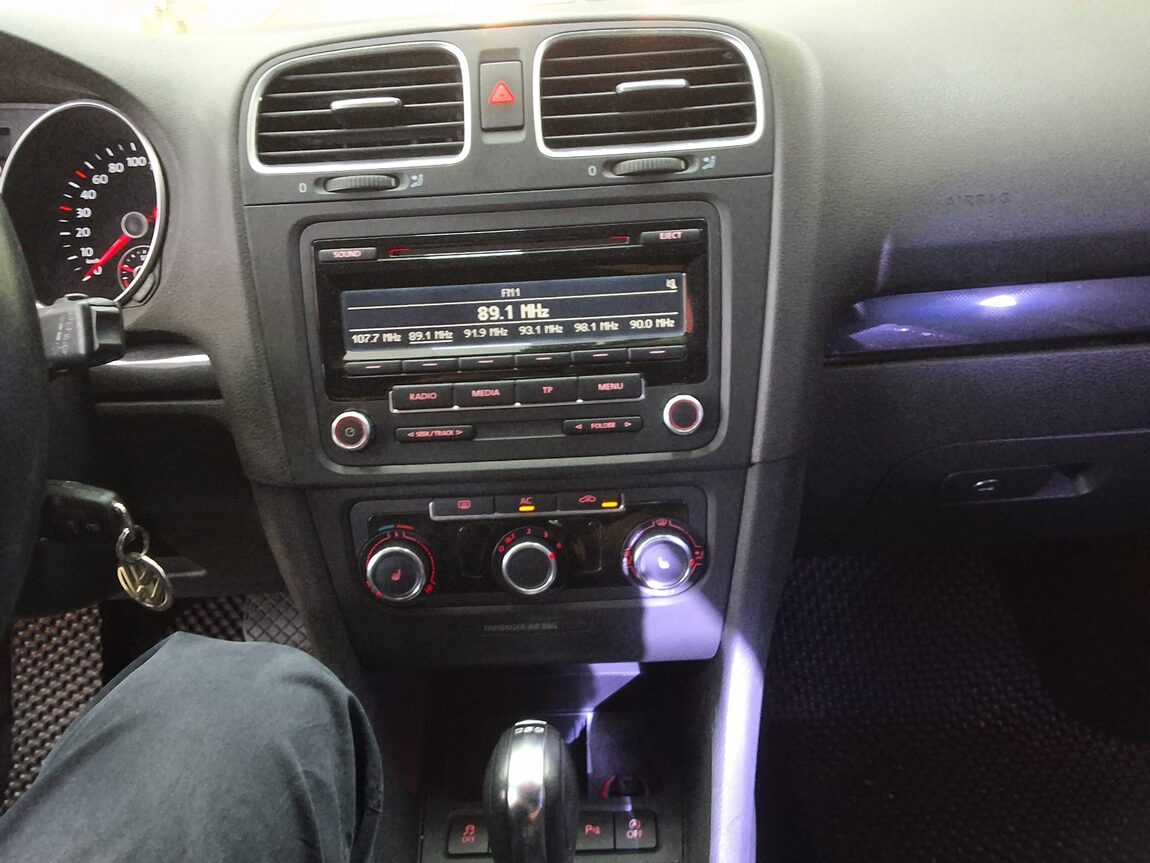 VOLKSWAGEN GOLF (6TH GEN) 1.6 TDI BLUEMOTION 2012 - zdjęcie 24