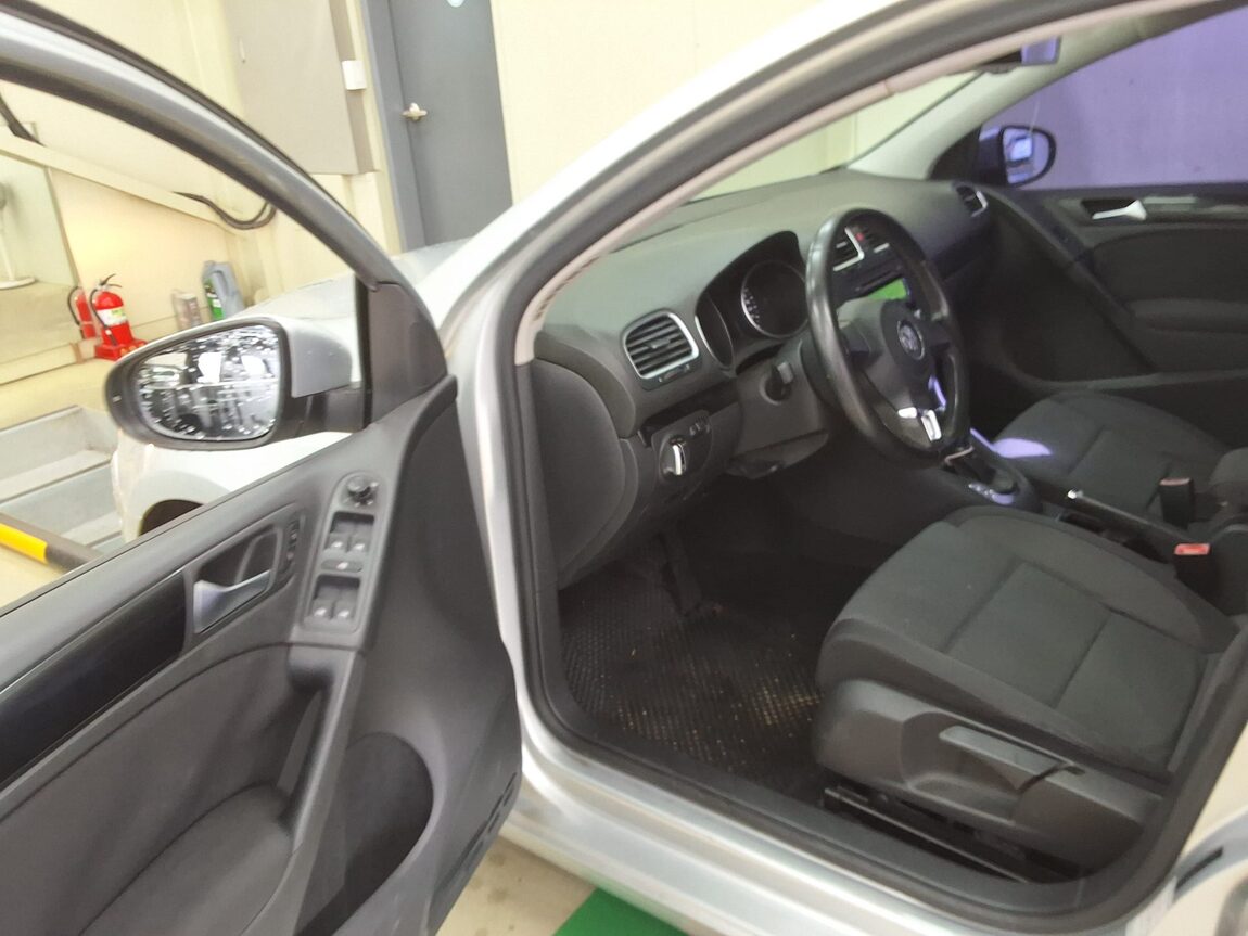 VOLKSWAGEN GOLF (6TH GEN) 1.6 TDI BLUEMOTION 2012 - zdjęcie 11