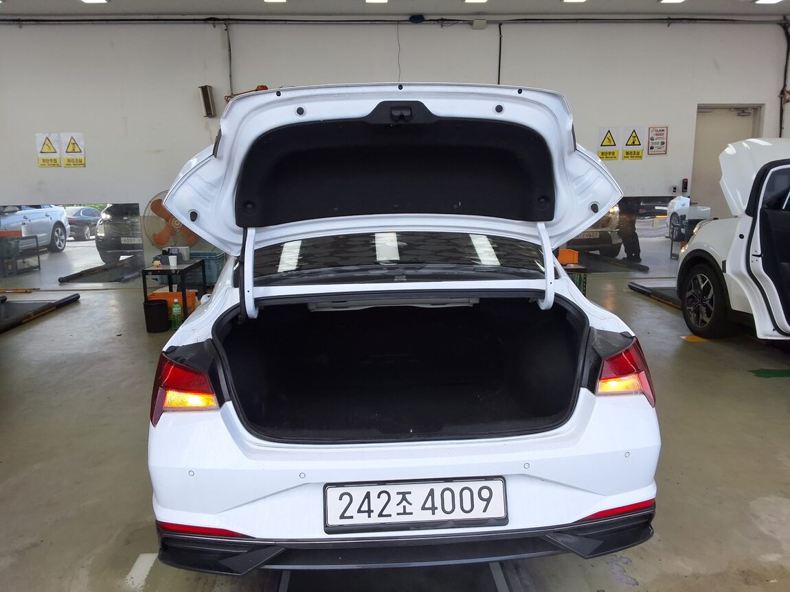 HYUNDAI AVANTE (CN7) 1.6 GASOLINE MODERN 2021 - zdjęcie 15