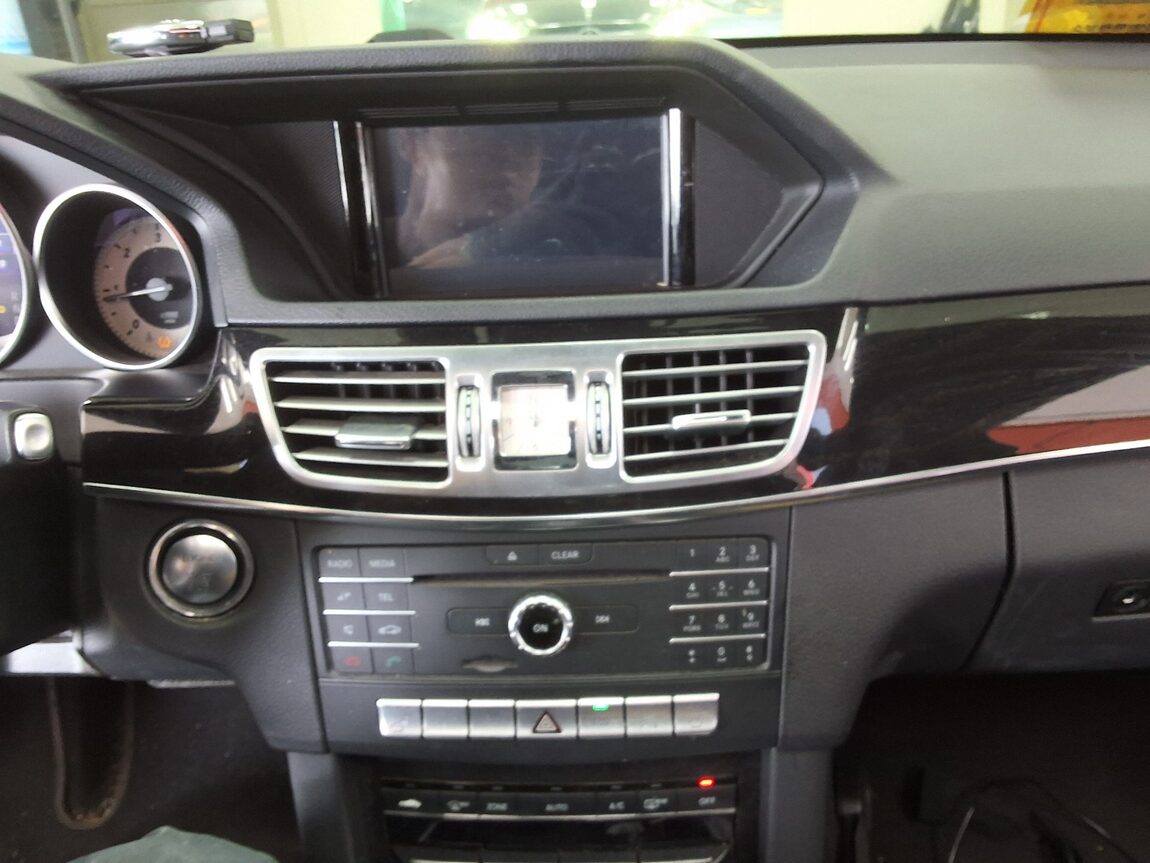 MERCEDES-BENZ E-CLASS (4TH GEN) E220 CDI BLUETEC AVANTGARDE SPORT 2016 - zdjęcie 24