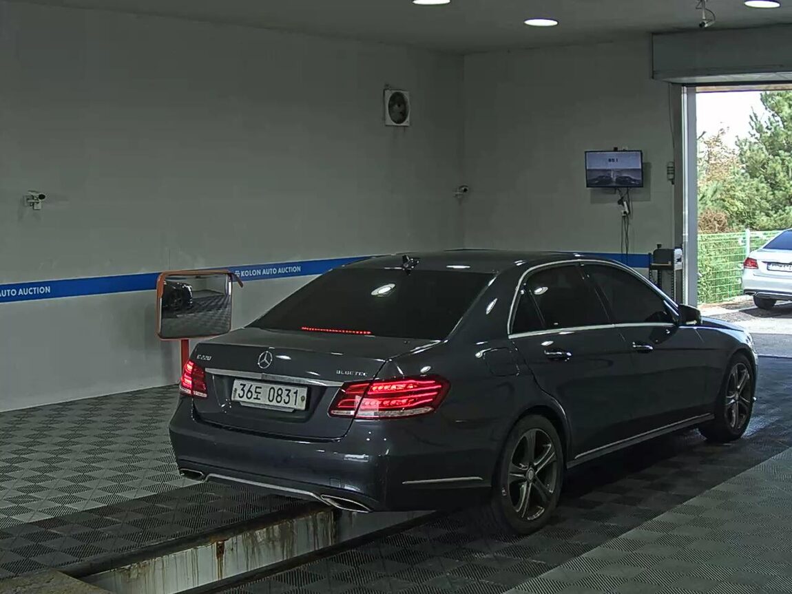 MERCEDES-BENZ E-CLASS (4TH GEN) E220 CDI BLUETEC AVANTGARDE SPORT 2016 - zdjęcie 5