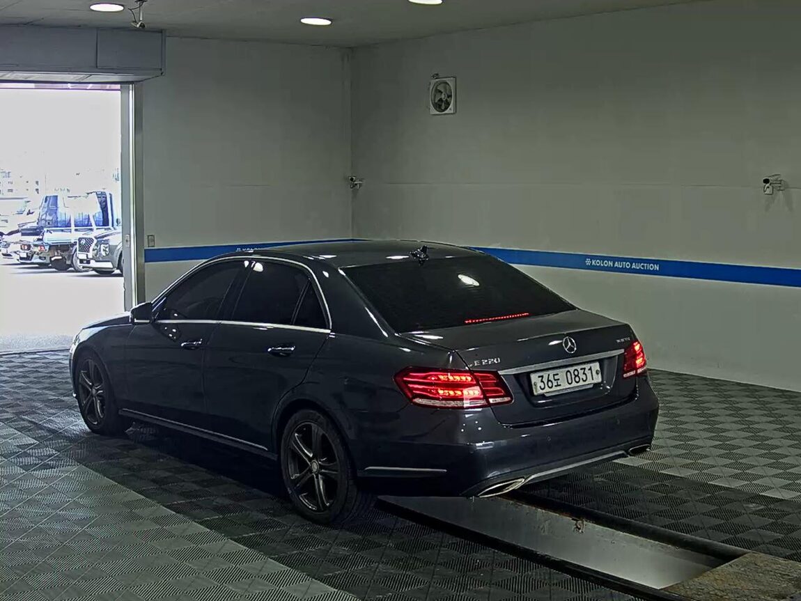 MERCEDES-BENZ E-CLASS (4TH GEN) E220 CDI BLUETEC AVANTGARDE SPORT 2016 - zdjęcie 6