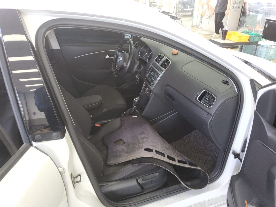 VOLKSWAGEN THE NEW POLO (5TH GEN) 1.4 TDI R LINE 2015 - zdjęcie 14
