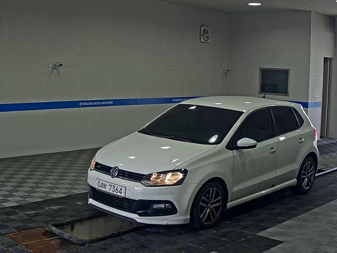 VOLKSWAGEN THE NEW POLO (5TH GEN) 1.4 TDI R LINE 2015 - zdjęcie 2