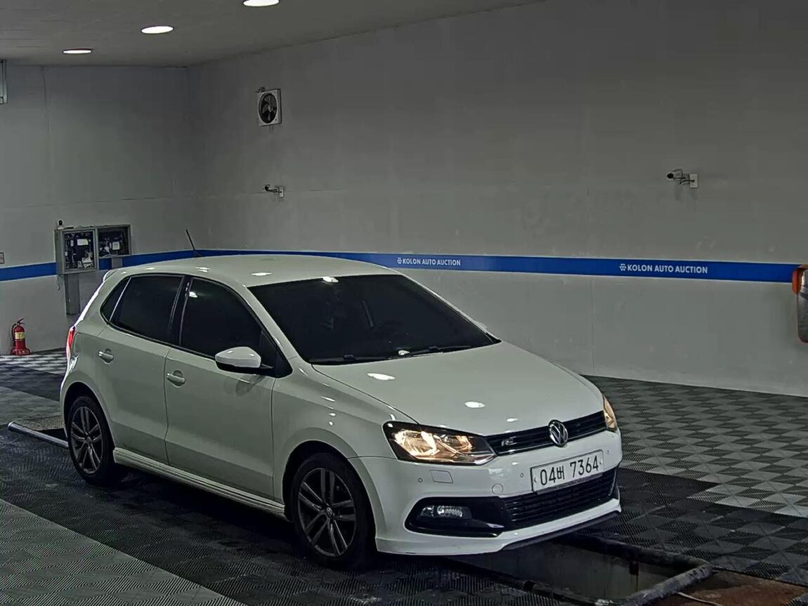 VOLKSWAGEN THE NEW POLO (5TH GEN) 1.4 TDI R LINE 2015 - zdjęcie 3