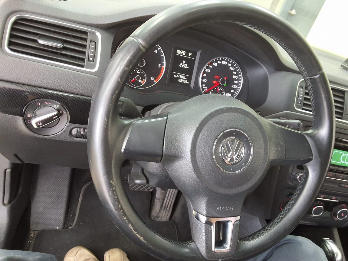 VOLKSWAGEN JETTA (6TH GEN) 1.6 TDI BLUEMOTION 2013 - zdjęcie 23