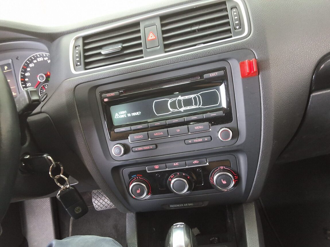VOLKSWAGEN JETTA (6TH GEN) 1.6 TDI BLUEMOTION 2013 - zdjęcie 24