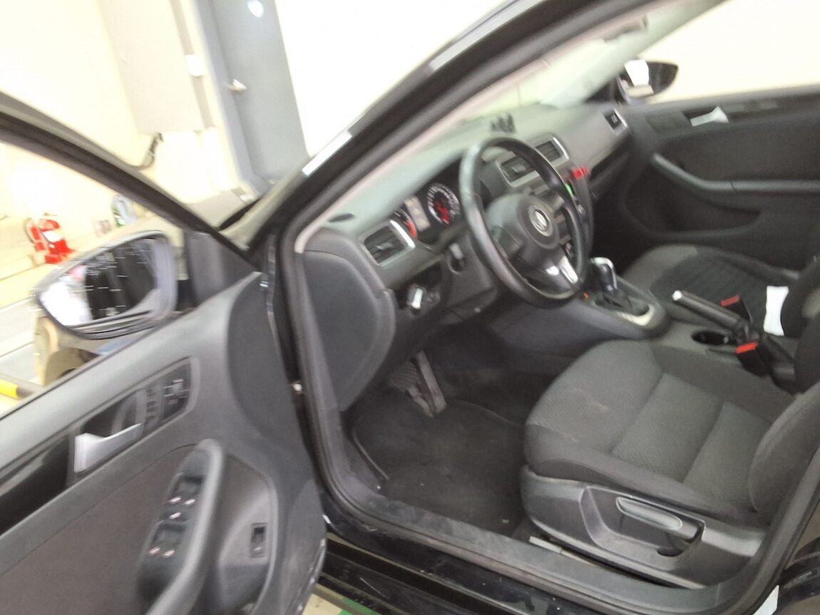 VOLKSWAGEN JETTA (6TH GEN) 1.6 TDI BLUEMOTION 2013 - zdjęcie 11