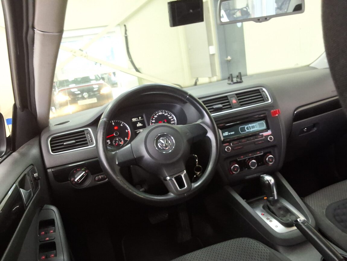 VOLKSWAGEN JETTA (6TH GEN) 1.6 TDI BLUEMOTION 2013 - zdjęcie 12