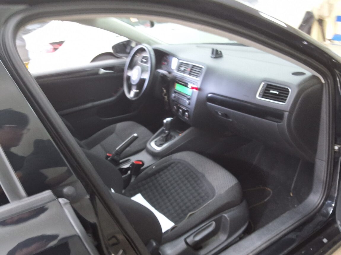 VOLKSWAGEN JETTA (6TH GEN) 1.6 TDI BLUEMOTION 2013 - zdjęcie 15