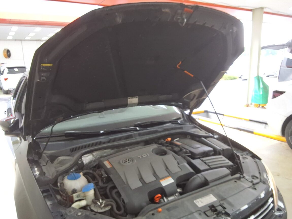 VOLKSWAGEN JETTA (6TH GEN) 1.6 TDI BLUEMOTION 2013 - zdjęcie 18