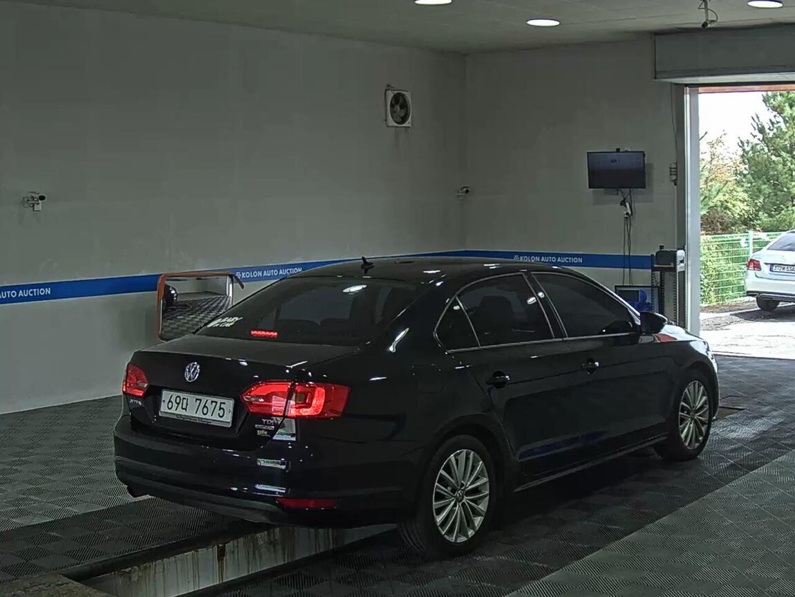 VOLKSWAGEN JETTA (6TH GEN) 1.6 TDI BLUEMOTION 2013 - zdjęcie 5
